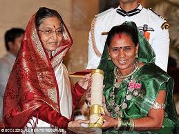 Padamshree Phoolbasan Bai Yadav receiving award from President of India