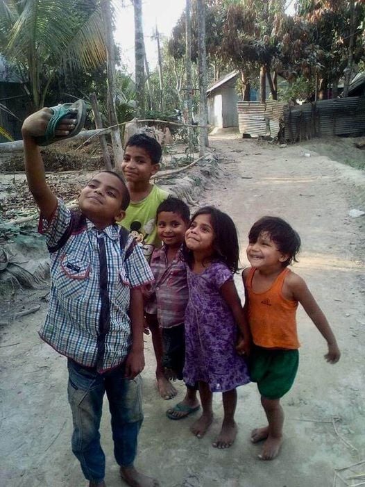Be happy while taking Selfie