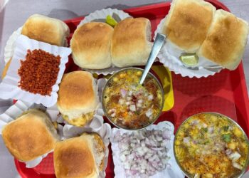 Vada Pav & Misal Pav on the Expressway