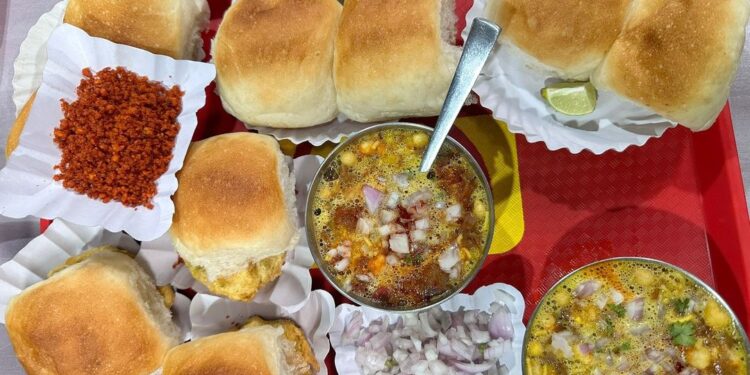 Vada Pav & Misal Pav on the Expressway