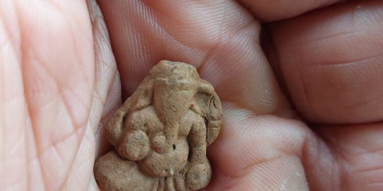 The Power of Faith: How a Tiny Ganpati Idol Can Offer Comfort and Support